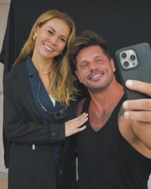 Fernando Fernandes Instagram - Um sorriso lindo mexe com a nossa autoestima, é o nosso “cartão de visitas” pra se apresentar pra vida confiante e cheio de atitude ! 
Muito obrigado Gabi por todo amor e energia que você coloca no seu trabalho e claro pela excelente profissional que não só arrumou essas “pancadas” que levei da vida rs, como caprichou em cada detalhe pra devolver a harmonia do meu sorriso