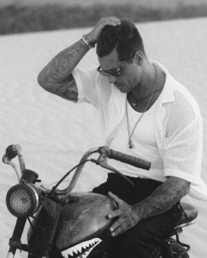Fernando Fernandes Instagram - Vento na cara cura 🌬️
.
@persol 
.
.
@tiagobaliero 📷