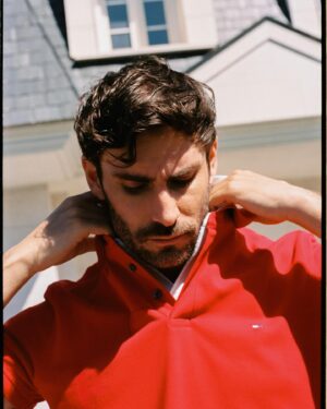 Fernando Guallar Instagram - Presentamos junto a @gqspain los icónicos polos de @tommyhilfiger de su colección SS24 👕

#AD