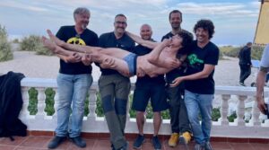 Fernando Lindez Instagram - Mañana a las 22:50 estrenamos #escandalorelatodeunaobsesion en @telecincoes 
Espero que disfrutéis de esta serie tanto como hemos disfrutado nosotros grabándola.
Gracias equipo, que experiencia tan bonita🥹❤️