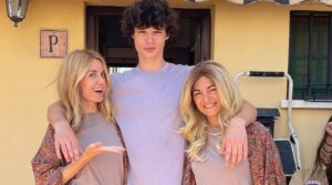 Fernando Lindez Instagram - Mañana a las 22:50 estrenamos #escandalorelatodeunaobsesion en @telecincoes 
Espero que disfrutéis de esta serie tanto como hemos disfrutado nosotros grabándola.
Gracias equipo, que experiencia tan bonita🥹❤️