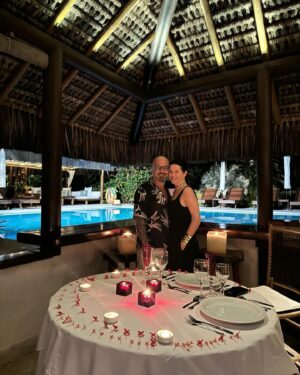 Fernando Rocha Instagram - Fim de férias. Que maravilha. Agradeço muito a todo o staff da @villasdetrancoso pela hospitalidade, simpatia e profissionalismo e muito obrigado ao @agenteviagens_carlos que (sem ninguém pedir nada) nos ofereceu uma data de miminhos como prenda dos 25 anos de casados. 
Comprar viagens online qualquer um pode fazer, mas quando se tem profissionais a tratar de nós é outro luxo. Por falar em bons profissionais, fica aqui um abraço ao @eliomarbatera que além de taxista, é uma enciclopédia da cultura Baiana, levou-me a sítios não turísticos para nos mostrar a cultura local, coisa que adoro, aquele dia em Caraíva ficará para sempre nas nossas memórias e no fundo o segredo desta vida é criar memórias, quando eu morrer, quero morrer com memórias e não com sonhos. Obrigado por tudo.