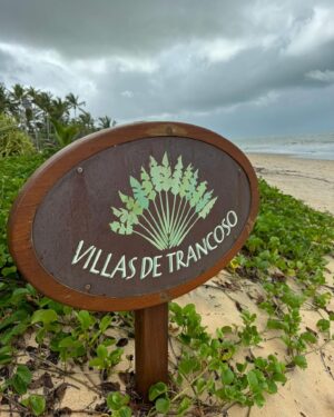 Fernando Rocha Instagram - Fim de férias. Que maravilha. Agradeço muito a todo o staff da @villasdetrancoso pela hospitalidade, simpatia e profissionalismo e muito obrigado ao @agenteviagens_carlos que (sem ninguém pedir nada) nos ofereceu uma data de miminhos como prenda dos 25 anos de casados. 
Comprar viagens online qualquer um pode fazer, mas quando se tem profissionais a tratar de nós é outro luxo. Por falar em bons profissionais, fica aqui um abraço ao @eliomarbatera que além de taxista, é uma enciclopédia da cultura Baiana, levou-me a sítios não turísticos para nos mostrar a cultura local, coisa que adoro, aquele dia em Caraíva ficará para sempre nas nossas memórias e no fundo o segredo desta vida é criar memórias, quando eu morrer, quero morrer com memórias e não com sonhos. Obrigado por tudo.
