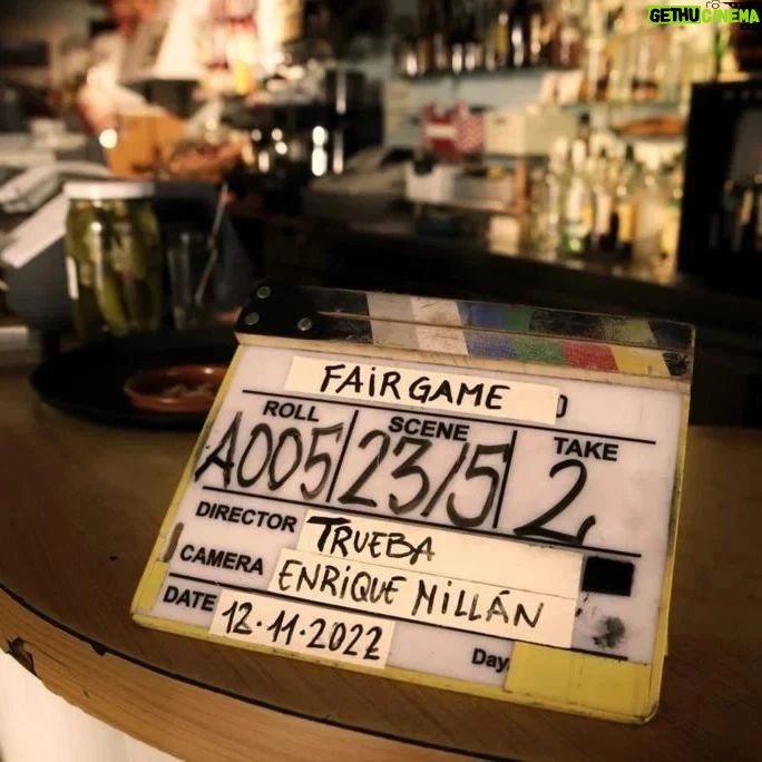Fernando Soto - 1.5K Likes - Está profesión a veces te hace regalos y uno ha sido rodar el corto "fairgame" un corto de los hermanos trueba (si hay más hermanos trueba en el mundo). @juantru y @caque7 son unos tíos que hacen muy bien su trabajo y además tienen gran sentido del humor así que eso solo ha podido generar un buen rollo de ambiente de trabajo. Un equipo de lujo y @lashermanisimas_productions produciendo (que me iría a vivir a su nave ya). Juan, Aquel pimpollo que salió del @estudio_juan_codina hoy nos junta a Codina y a mí en una historia y eso pues nos llena de orgullo, nos demuestra que este oficio para algo sirve. Y encima reúnen a un reparto de lujo #vickypeña @dianalazaroact @cesar._mateo @janaperezofficial @itselenasanz
Que más se puede pedir...#cortometraje #rodajes #cine #santander #actor @naratalent
