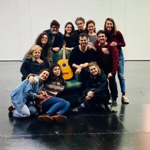 Fernando Soto Instagram - GRACIAS...es una de las palabras que puedo decir y dedicar a Raquel y a Héctor por hacer de la ventana ,además de un lugar d ensayo y búsqueda en esto de lo teatral, un refugio para los que quedamos por ahí con una necesidad de tirarnos al vacío para volver a levantarnos. GRACIAS tb a los actores y actrices que tan generosamente se han entregado a un proceso / locura de creación en dos semanas y levantar un espectáculo o un borrador de espectáculo. Estas aventuras se convierten en viajes, que es una palabra hermosa para describir como algunos entendemos este oficio. Viajes en los que perderse para volverse a encontrar,donde los resultados son los errores cometidos y donde lo escénico se convierte en una especie de fé en algo que no sabes lo que es pero que no puedes dejar de buscar. En estos tiempos de todo éxitos en la cartelera, de sold out, aquí en Carabanchel nos hemos enfrentado a nuestro "fracaso digno" en palabras de alechu ...una payasa nostálgica. No vino a vernos nadie de palacio...tampoco le esperabamos...realizamos un acto de "resistencia"...de rebeldía...junto a 20 personas que se acercaron a compartir lo conquistado a modo de espectáculo a pelo...GRACIAS a ellos tb
Ayer por la tarde una amiga escritora a la que amo me dijo...Fer rebelarse contra qué?....hoy pienso ...contra nadie...contra uno mismo. 
BUENO, BONITO Y BARATO
Pd.Disculpen las molestias. 

#Repost @laventana_espacio
Maravilloso viaje de la mano de @fsotolopez_oficial trabajar contigo ha sido un gustazo. GRACIAS. No te has dejado nada dentro. 

Qué bonito trabajar así. 

Gracias a todas y a todos por la entrega y la generosidad. Se queda en nuestra Ventana un trocito de cada uno de vosotros.

@mita.bubela 
@moniclamberti 
@jesusredondoactor 
@karmenkalleja 
@carlacchr 
@rafhiguera 
@aletxu.alberdi 
@victor__fajardo 
@lucia.raz 
@laura_mayo_actriz
@naratalent