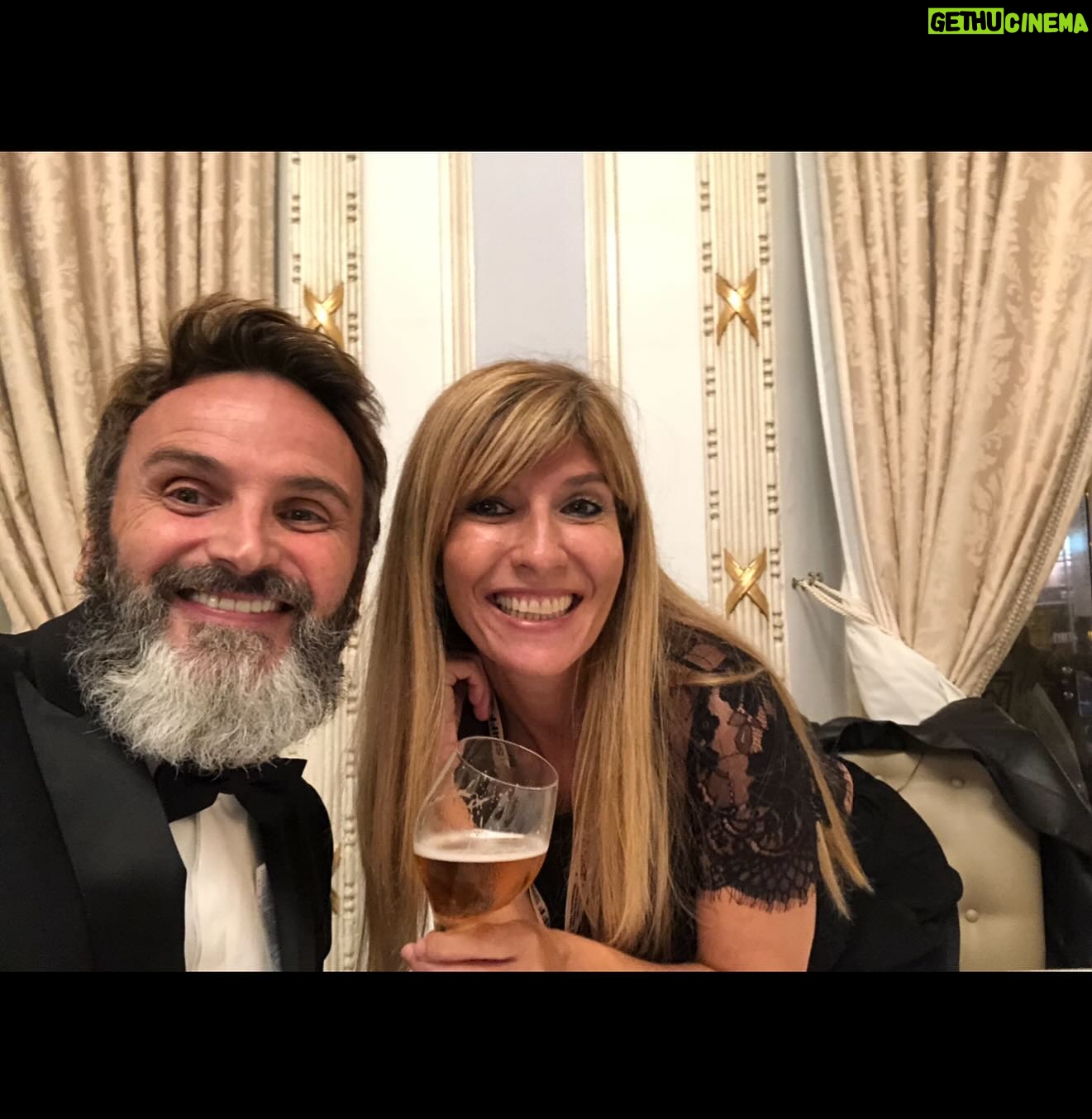 Fernando Tejero - 6.5K Likes - Te nombro poco,pero te amo muchisimo
Que suerte tenerte.Siempre estás…Siempre
La vida cumple y lo merecemos @carmencarcelen
Este viaje contigo con Silvia y Pedro está siendo PRECIOSO
Todo va viento en popa y remar con vosotros merece la pena tanto
Soy un pesado,coñazo ,os vuelvo locas,pero prometo que aprenderé,estoy en la edad 😂
Ayyy Carmen te quiero y a mi Silvia y a mi Pedro @pedro.rodriguezrivero
@carcelen_mgmt EQUIPAZO
Que bonito lo que nos está pasando,y lo que viene
No me digáis que la barba está larga,la foto es antigua