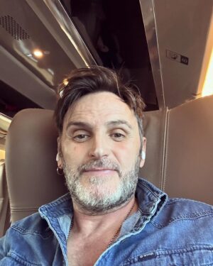 Fernando Tejero Instagram - Camino al @festivalmalaga donde mañana estrenamos la nueva película de @pacosepulveda uno de mis directores favoritos “HISTORIAS “
Con muchas ganas de que la disfrutéis 
La peli es bonita y emotiva de “cojones “ y Paco un nuevo artesano cinematográfico que Ya está dando que hablar