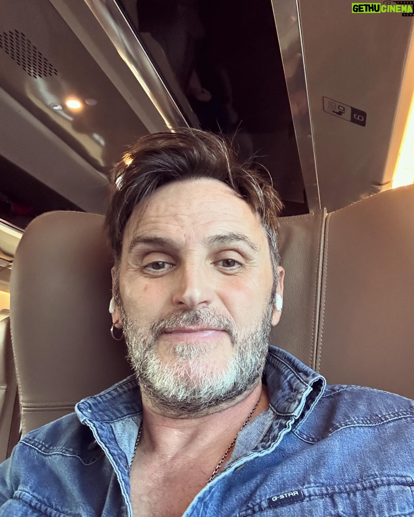 Fernando Tejero - 9.9K Likes - Camino al @festivalmalaga donde mañana estrenamos la nueva película de @pacosepulveda uno de mis directores favoritos “HISTORIAS “
Con muchas ganas de que la disfrutéis
La peli es bonita y emotiva de “cojones “ y Paco un nuevo artesano cinematográfico que Ya está dando que hablar
