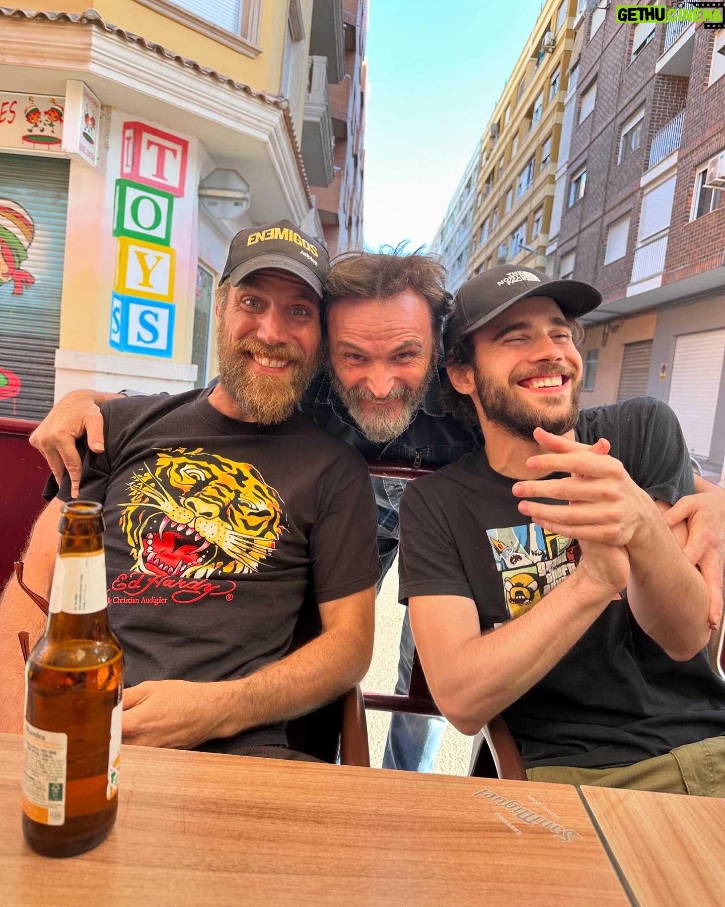 Fernando Tejero - 9.2K Likes - Terminado el día de rodaje con estos amores que quiero y admiro
Pelotazo de actores y pedazo de proyecto con el crack Amenabar
EL CAUTIVO ……Seguimos rodando
Os amo @juliopfernandez y @josemanuelpoga 🙌🏻❤️🙌🏻❤️🙌🏻❤️🙌🏻😍