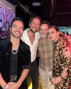 Fernando Tejero Instagram - Ayer estuvimos de concierto de mi querido @manuelcarrasco_ 
No se puede ser más bonito que tú,eres alma,pureza,verdad,entregas siempre el corazón en tus conciertos como hiciste anoche en el Bernabéu 
Me hiciste llorar,soñar,volar
Eres de los tíos más humildes y más precioso que conozco
Y tienes lo que te mereces
Enhorabuena Manu,porque a veces la vida es justa y compensa a los luchadores y artistas como tú ,a cumplir sueños
Te quiero amigo…..Eres magia 
En la foto aparte de Manu está mi @npastorioficial que la admiro y la amo y @luisfonsi que acompañaron entre otros a Manu en el concierto 
Te quiero amigo @manuelcarrasco_ ❤️❤️❤️❤️mucho
Gracias @rafapontessss y @dypcomunicacion ❤️❤️❤️