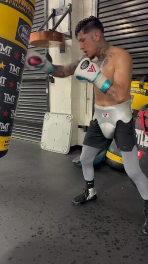 Fernando Vargas Jr. Instagram - Rounds on the heavy bag after some solid sparring 😤 June 28th El Paso, Texas… 3 weeks away‼️
#VargasDynasty 🇺🇸🇲🇽🥊