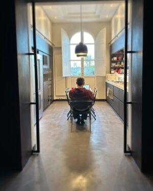 Ferzan Özpetek Instagram - “Nei momenti in cui la solitudine sembra schiacciare tutto ciò che ci circonda, l’unica maniera di resistere è continuare ad amare” (Paulo Coelho). Anche se amare a volte è complesso e difficile rimane l’unica cosa veramente importante nella vita. Sereno Mercoledì (Don Francesco). 
#ferzan