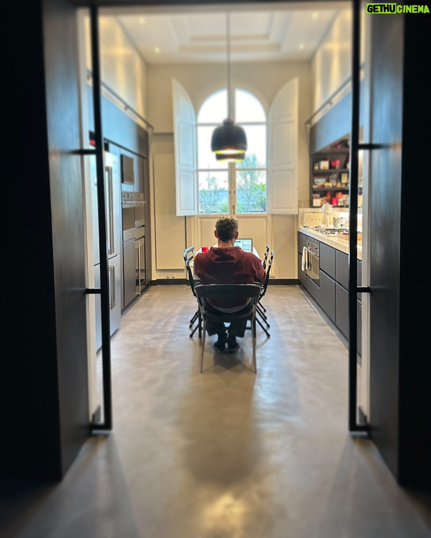 Ferzan Özpetek - 9.7K Likes - “Nei momenti in cui la solitudine sembra schiacciare tutto ciò che ci circonda, l’unica maniera di resistere è continuare ad amare” (Paulo Coelho). Anche se amare a volte è complesso e difficile rimane l’unica cosa veramente importante nella vita. Sereno Mercoledì (Don Francesco).
#ferzan