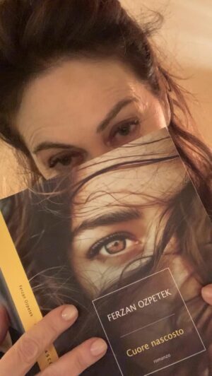 Ferzan Özpetek Instagram - Sii gentile.❤️… è tanto bello ! Grazie @ferzanozpetek 

📖📚 #CuoreNascosto