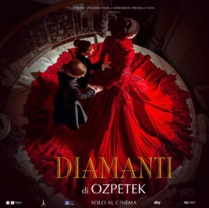 Ferzan Özpetek Instagram - “Molti individui, come i diamanti grezzi, nascondono splendide qualità dietro una ruvida apparenza” (Decimo Giunio Giovenale). Andiamo sempre oltre le apparenze. Proviamo, inoltre, sempre a considerare insieme i difetti e i pregi e poi magari, prendendoci del tempo, a fare considerazioni. Ti auguro un felice Giovedì e di avere, anche se poche, preziose relazioni (Don Francesco).
#diamanti #ilnuovofilmdiOzpetek
#19dicembre #soloalcinema #visiondistribution #greenboo #greenboo_production #farosfilm @visionfilmdistribution  @greenboo_production  grazie  a @denizgk  per il manifesto #ferzanozpetek