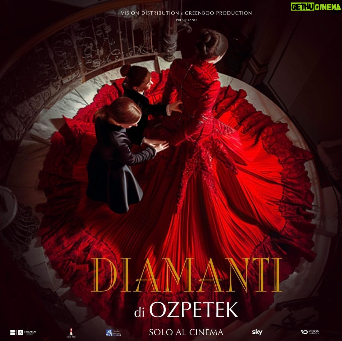 Ferzan Özpetek - 12.4K Likes - “Molti individui, come i diamanti grezzi, nascondono splendide qualità dietro una ruvida apparenza” (Decimo Giunio Giovenale). Andiamo sempre oltre le apparenze. Proviamo, inoltre, sempre a considerare insieme i difetti e i pregi e poi magari, prendendoci del tempo, a fare considerazioni. Ti auguro un felice Giovedì e di avere, anche se poche, preziose relazioni (Don Francesco).
#diamanti #ilnuovofilmdiOzpetek
#19dicembre #soloalcinema #visiondistribution #greenboo #greenboo_production #farosfilm @visionfilmdistribution @greenboo_production grazie a @denizgk per il manifesto #ferzanozpetek