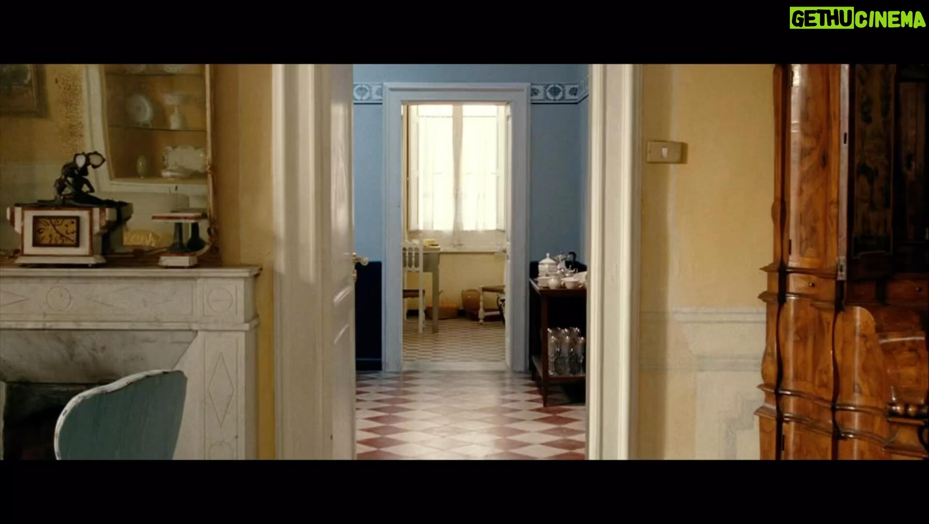 Ferzan Özpetek - 13.1K Likes - “Sono convinto che anche nell’ultimo istante della nostra vita abbiamo la possibilità di cambiare il nostro destino” (Giacomo Leopardi). Molto dipende da noi. Ti auguro di fare ogni giorno le scelte giuste per una vita pienamente vissuta. Felice Domenica (Don Francesco).
#minevaganti #serserimayınlar #loosecannons @elenasofiaricci_officialpage @lunettasavinooff @paola_minaccioni #ilariaocchini