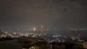 Ferzan Özpetek Instagram - Vi auguro sogni infiniti e la volontà di realizzarne alcuni. Vi auguro di amare quello che dovete amare, e di dimenticare quello che dovete dimenticare. Vi auguro passioni. Vi auguro silenzi. Vi auguro di svegliarvi con il canto degli uccellini e le risate di bambini. Vi auguro  di rispettare le differenze degli altri, perché il merito e il valore di ciascuno sono spesso da scoprire. Vi auguro di resistere all’ insabbiamento,  all’indifferenza e alle virtù negative della nostra epoca. Vi auguro infine di non rinunciare mai alla ricerca, all’ avventura, alla vita, all’amore perché la vita è un’avventura magnifica e nulla di ragionevole non deve rinunciarci senza una battaglia dura. E vi auguro soprattutto di essere voi stessi, fiero di esserlo e felice perché la felicità è il nostro vero destino.  Jacques Brel

Sizlere sonsuz hayaller ve bazılarını gerçekleştirme arzusu diliyorum.  Sevmen gerekeni sevmenizi. Unutmanız gerekeni unutmanızı diliyorum Size tutkulu olmayı diliyorum.  sessizliği bilmenizi kuş cıvıltıları  ve çocukların kahkahaları ile uyanmanız diliyorum.Başkalarının farklılıklarına saygı duymanızı diliyorum çünkü her birinin değeri  genellikle keşfedilir.  Çağımızın örtbasçılığına, ilgisizliğine ve olumsuz erdemlerine karşı direnmenizi diliyorum.Son olarak, araştırmaktan, maceradan, hayattan, aşktan asla vazgeçmemenizi dilerim çünkü hayat muhteşem bir maceradır ve makul hiçbir şey zorlu bir savaş vermeden vazgeçmemektir.Ve her şeyden önce kendiniz olmanızı ve bununla gurur duymanızı çok mutlu olmanızı diliyorum çünkü mutluluk bizim gerçek kaderimizdir. 
#jaquesbrel #ferzanozpetek
