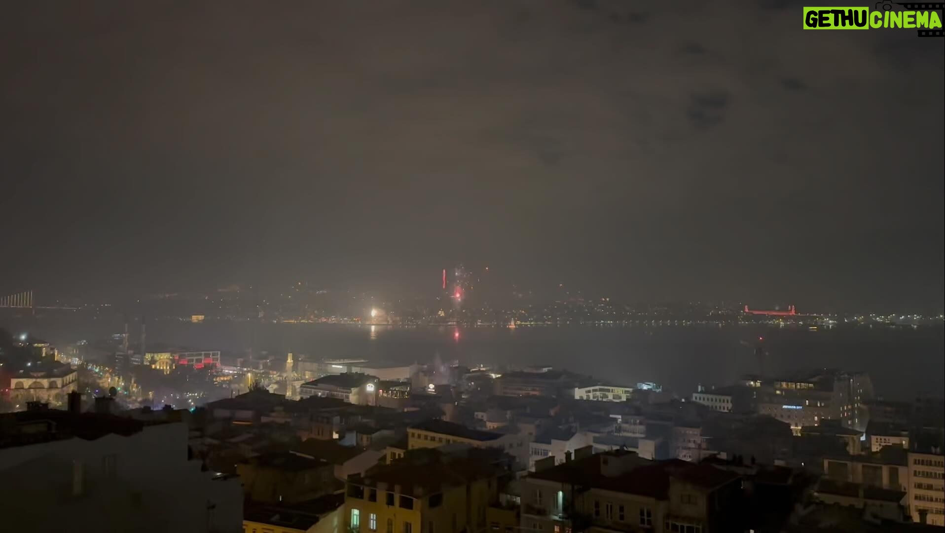 Ferzan Özpetek - 15.2K Likes - Vi auguro sogni infiniti e la volontà di realizzarne alcuni. Vi auguro di amare quello che dovete amare, e di dimenticare quello che dovete dimenticare. Vi auguro passioni. Vi auguro silenzi. Vi auguro di svegliarvi con il canto degli uccellini e le risate di bambini. Vi auguro di rispettare le differenze degli altri, perché il merito e il valore di ciascuno sono spesso da scoprire. Vi auguro di resistere all’ insabbiamento, all’indifferenza e alle virtù negative della nostra epoca. Vi auguro infine di non rinunciare mai alla ricerca, all’ avventura, alla vita, all’amore perché la vita è un’avventura magnifica e nulla di ragionevole non deve rinunciarci senza una battaglia dura. E vi auguro soprattutto di essere voi stessi, fiero di esserlo e felice perché la felicità è il nostro vero destino. Jacques Brel
Sizlere sonsuz hayaller ve bazılarını gerçekleştirme arzusu diliyorum. Sevmen gerekeni sevmenizi. Unutmanız gerekeni unutmanızı diliyorum Size tutkulu olmayı diliyorum. sessizliği bilmenizi kuş cıvıltıları ve çocukların kahkahaları ile uyanmanız diliyorum.Başkalarının farklılıklarına saygı duymanızı diliyorum çünkü her birinin değeri genellikle keşfedilir. Çağımızın örtbasçılığına, ilgisizliğine ve olumsuz erdemlerine karşı direnmenizi diliyorum.Son olarak, araştırmaktan, maceradan, hayattan, aşktan asla vazgeçmemenizi dilerim çünkü hayat muhteşem bir maceradır ve makul hiçbir şey zorlu bir savaş vermeden vazgeçmemektir.Ve her şeyden önce kendiniz olmanızı ve bununla gurur duymanızı çok mutlu olmanızı diliyorum çünkü mutluluk bizim gerçek kaderimizdir.
#jaquesbrel #ferzanozpetek