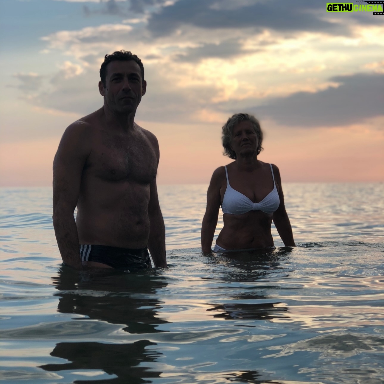 Ferzan Özpetek - 10.9K Likes - “Il tempo è come un fiocco di neve, scompare mentre cerchiamo di decidere che cosa farne” (Romano Battaglia). Il tempo scorre veloce. Utilizziamolo il meglio possibile raggiungendo i nostri obiettivi. Sereno Mercoledì (Don Francesco).