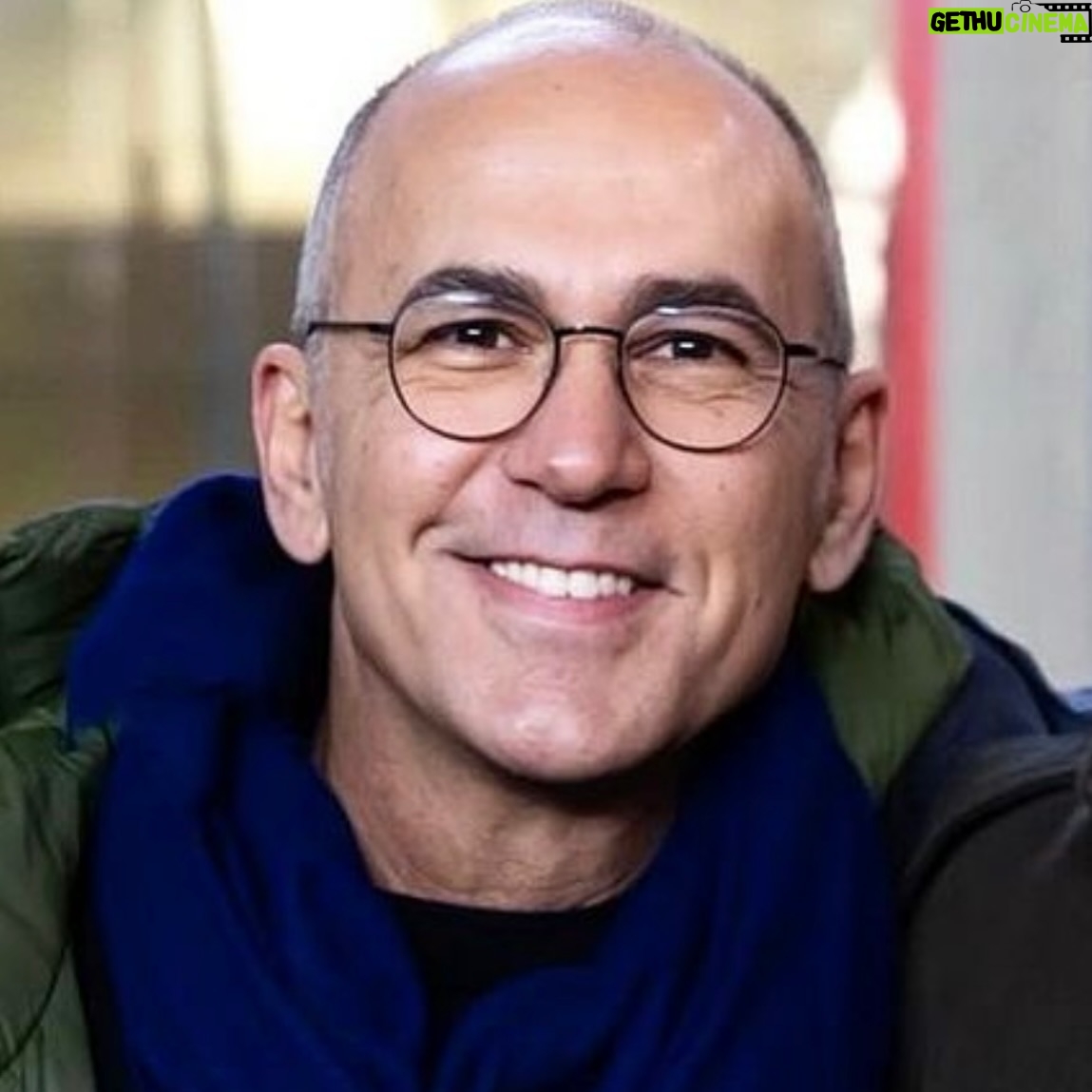 Ferzan Özpetek - 11.6K Likes - “Il senso della vita è trovare il tuo dono. Il proposito della vita è darlo via” (Pablo Picasso). Capire i nostri talenti, coltivarli, farne un dono anche per gli altri dà un senso speciale alla vita. Felice Sabato (Don Francesco).
Grazie mille a tutti per gli auguri vicini e lontani. Visibili e non.. invecchiamo con una luce d’infanzia.. photo by @stefania_casellato
Hediyeni bulmaktır hayatın anlamı. Onu vermek ise hayatın amacı. (Pablo Picasso) Yeteneklerimizi anlamak, onları geliştirmek, başkalarına sunmak özel bir anlam katar yaşama. Mutlu cumartesi (Don Francesco) Doğum günü kutlamaları için uzak yakın, görünen görünmeyen herkese çok teşekkür ederim… çocuksu bir ışıkla yaşlanıyoruz