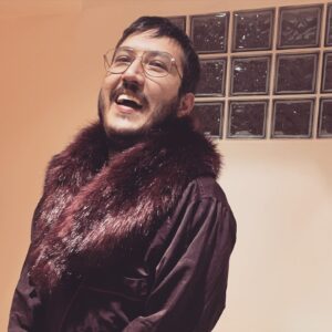 Feyyaz Yiğit Instagram - Sen hep gül...ısrarla, inatla gül...sevgiye sevdalı, insana insan... ama hep gül... sen gül ki birlikte şaklatalım güzelliğin kamçısını... #ŞAK