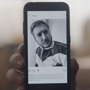 Feyyaz Yiğit Instagram - Bu vesileyle on sene evvel yazdığım bir şiirimi de paylaşmak isterim.

KAHIR
Mühim matemiyle ve grand tuvalet
Korkuttu geçmişten havadislerle
Kanlı, hastalıklı, tepeleme et
İşitmeden izledi, cılız hislerle
İsmiyle zehirli, çantası ağır
Tebessüm kalıbına dökülmüş kahır
Her şeyin tepesinde ve her şeyden yüce
Zavallı ismine, ve üşenmeden her gece 
Öfkeli gür sesinle, bir ölüm çağır