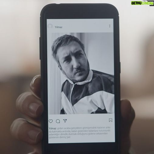 Feyyaz Yiğit - 94.8K Likes - Bu vesileyle on sene evvel yazdığım bir şiirimi de paylaşmak isterim.
KAHIR
Mühim matemiyle ve grand tuvalet
Korkuttu geçmişten havadislerle
Kanlı, hastalıklı, tepeleme et
İşitmeden izledi, cılız hislerle
İsmiyle zehirli, çantası ağır
Tebessüm kalıbına dökülmüş kahır
Her şeyin tepesinde ve her şeyden yüce
Zavallı ismine, ve üşenmeden her gece
Öfkeli gür sesinle, bir ölüm çağır