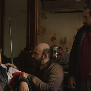 Feyyaz Yiğit Instagram - Bu vesileyle on sene evvel yazdığım bir şiirimi de paylaşmak isterim.

KAHIR
Mühim matemiyle ve grand tuvalet
Korkuttu geçmişten havadislerle
Kanlı, hastalıklı, tepeleme et
İşitmeden izledi, cılız hislerle
İsmiyle zehirli, çantası ağır
Tebessüm kalıbına dökülmüş kahır
Her şeyin tepesinde ve her şeyden yüce
Zavallı ismine, ve üşenmeden her gece 
Öfkeli gür sesinle, bir ölüm çağır
