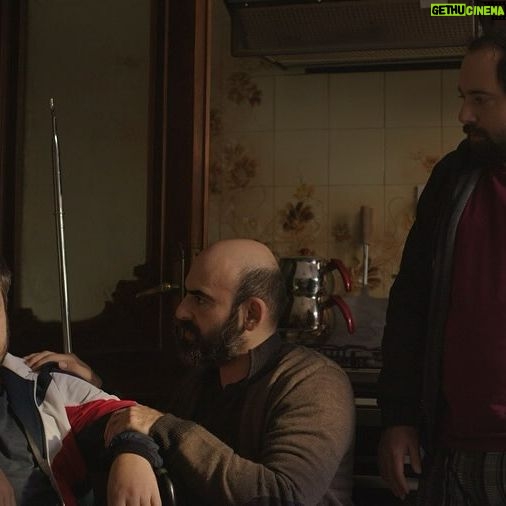 Feyyaz Yiğit - 94.8K Likes - Bu vesileyle on sene evvel yazdığım bir şiirimi de paylaşmak isterim.
KAHIR
Mühim matemiyle ve grand tuvalet
Korkuttu geçmişten havadislerle
Kanlı, hastalıklı, tepeleme et
İşitmeden izledi, cılız hislerle
İsmiyle zehirli, çantası ağır
Tebessüm kalıbına dökülmüş kahır
Her şeyin tepesinde ve her şeyden yüce
Zavallı ismine, ve üşenmeden her gece
Öfkeli gür sesinle, bir ölüm çağır