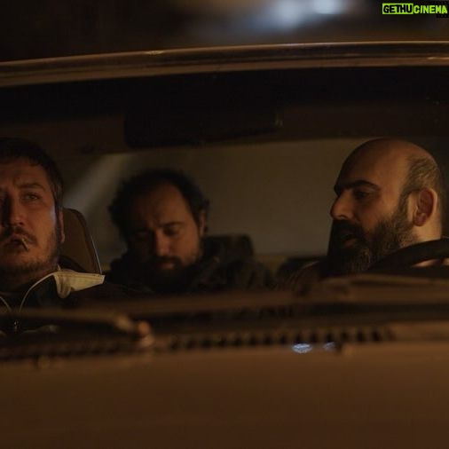 Feyyaz Yiğit - 94.8K Likes - Bu vesileyle on sene evvel yazdığım bir şiirimi de paylaşmak isterim.
KAHIR
Mühim matemiyle ve grand tuvalet
Korkuttu geçmişten havadislerle
Kanlı, hastalıklı, tepeleme et
İşitmeden izledi, cılız hislerle
İsmiyle zehirli, çantası ağır
Tebessüm kalıbına dökülmüş kahır
Her şeyin tepesinde ve her şeyden yüce
Zavallı ismine, ve üşenmeden her gece
Öfkeli gür sesinle, bir ölüm çağır