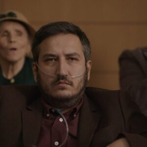 Feyyaz Yiğit Instagram - Bu vesileyle on sene evvel yazdığım bir şiirimi de paylaşmak isterim.

KAHIR
Mühim matemiyle ve grand tuvalet
Korkuttu geçmişten havadislerle
Kanlı, hastalıklı, tepeleme et
İşitmeden izledi, cılız hislerle
İsmiyle zehirli, çantası ağır
Tebessüm kalıbına dökülmüş kahır
Her şeyin tepesinde ve her şeyden yüce
Zavallı ismine, ve üşenmeden her gece 
Öfkeli gür sesinle, bir ölüm çağır