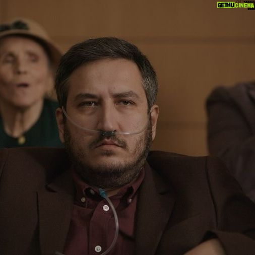 Feyyaz Yiğit - 94.8K Likes - Bu vesileyle on sene evvel yazdığım bir şiirimi de paylaşmak isterim.
KAHIR
Mühim matemiyle ve grand tuvalet
Korkuttu geçmişten havadislerle
Kanlı, hastalıklı, tepeleme et
İşitmeden izledi, cılız hislerle
İsmiyle zehirli, çantası ağır
Tebessüm kalıbına dökülmüş kahır
Her şeyin tepesinde ve her şeyden yüce
Zavallı ismine, ve üşenmeden her gece
Öfkeli gür sesinle, bir ölüm çağır