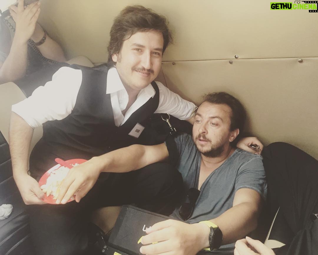 Feyyaz Yiğit - 9.5K Likes - Gerçekten hiç fotoğraf çektirilecek bir an değil biliyorum fakat bi fotoğraf çekinebilir miyiz? Abimin bi arkadaşının eski eşi ve iş yerinden bazı arkadaşları size bayılıyorlar. @olumludunyafilm