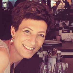 Feyza Işık Instagram - Üç günlük dünya, çarpa çarpa vuruyor yüzümüze. Belli nefes sayımız, biliyoruz bir gün toprak olacağımızı ama acıyı dindirmiyor bildiklerin. Allah sıralı ölüm versin.  Su gibi akıp gittin hayatımızdan can, canım Sinem ablam. Nurlar içinde yat. Benim büyük ailem, başımız sağ olsun...