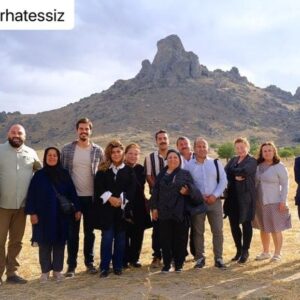 Feyza Işık Instagram - Gönül Dağı manevi hediyelere vesile oldu, kıymeti tarifsiz çok şükür🌹 @koprufilm @gonuldagitrt @ferhatessiz  #Repost @ferhatessiz with @use.repost
・・・
Bozkırın tezenesi sazın ve sözün büyük ustası Neşet Ertaş ‘ın kıymetli evlatları Hüseyin Ertaş, Döne Ertaş ve değerli ailesini Gönül Dağı setinde ağırlamaktan ekibim, oyuncularımız ve kendim adına şeref duyduk. Ziyaretleri için kendilerine çok teşekkür ederiz. 

“Kalpten kalbe bir yol vardır görülmez,
Gönülden gönüle gider yol gizli gizli…” 🎶 

#GönülDağı @trt1