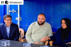 Feyza Işık Instagram - Gönül Dağı manevi hediyelere vesile oldu, kıymeti tarifsiz çok şükür🌹 @koprufilm @gonuldagitrt @ferhatessiz  #Repost @ferhatessiz with @use.repost
・・・
Bozkırın tezenesi sazın ve sözün büyük ustası Neşet Ertaş ‘ın kıymetli evlatları Hüseyin Ertaş, Döne Ertaş ve değerli ailesini Gönül Dağı setinde ağırlamaktan ekibim, oyuncularımız ve kendim adına şeref duyduk. Ziyaretleri için kendilerine çok teşekkür ederiz. 

“Kalpten kalbe bir yol vardır görülmez,
Gönülden gönüle gider yol gizli gizli…” 🎶 

#GönülDağı @trt1