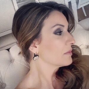 Feyza Işık Instagram - Bugün günlerden Ferah… Ablaların en güzeli. Dert ortağım, sırdaşım, yol arkadaşım, gönlü kendinden güzel olanım, iyi ki kardeşinim. Hep gülsün yüzün, yolun hep çok açık olsun. Doğum günün kutlu, mutlu olsun… Dünyanın en şanslı insanıyım çünkü dört kardeşiz biz, dört yapraklı yoncayız. Nazikomuz çiçeğimiz🌸🍀 Çok şükür @ferahsk @glshsk81 @n3v3rgrowup_ @nazkoksall
