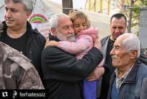 Feyza Işık Instagram - #Repost @ferhatessiz with @use.repost
・・・
Biz birlikte güzeliz 🇹🇷 Yavrulamızın,Milletimizin yüzleri her daim gülsün.

Deprem felaketinden etkilenen kardeşlerimizin yaralarını bir nebze olsun sarmak için Kahramanmaraş’taydık. TRT Genel müdürü Sn.Mehmet Zahid Sobacı, TRT Genel Müdür Yardımcısı Sn.Ziyad Varol ve Gönül Dağı oyuncularımız ile yavrularımızın yüzünü birazda olsa güldürebilmek, milletimizin yaralarını birazda olsa sarabilmek için gayret ettik.