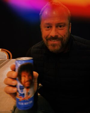 Filip Hammar Instagram - Nu har ni chansen! Om ett par veckor dimper en av min absoluta favoritpersoner ner i Sverige. Han heter Lars Wallin. En gammal MMA-fighter som, när han var klar i buren, började jobba som tränare i LA. Det gör han fortfarande. Klienterna är många. Jag är en av dem. Min tjej @agneslb en annan. Så här är det: Har man träffat Lars i 3 minuter så älskar man honom. En person utöver det vanliga. Hade han varit en blomma så hade han varit fridlyst. Vem han än drillar, så gör han det med samma passion och entusiasm. Det spelar ingen roll om du är soffpotatis, elitidrottare, Denzel Washington, akrobat eller travkusk – Lars är rätt man för dig.  Att träna med Lars är nåt av det roligaste en människa kan ägna sig åt. Från och med den 15:e juni och en månad framåt är han på plats i Sverige och det vore idiotiskt om du/ni inte hörde av er till honom och bokade upp ett eller flera pass. Skicka ett DM till @larswallinpt Han hjälper vem som helst att hitta rimliga rutiner att fortsätta med på egen hand – med eller utan gymkort. Och: Lars är inte bara tränare. Han är – i ordets mest definitiva bemärkelse – en livskonstnär. Varje pass inkluderar hårresande anekdoter som får dig att asgarva eller kippa efter andan. Historier ur ett liv i ljus och mörker. Han kommer bara i ett enda exemplar. Först till kvarn! Lars är din spark i röven – eller den perfekta gå-bort-presenten. DM:a NU! @larswallinpt