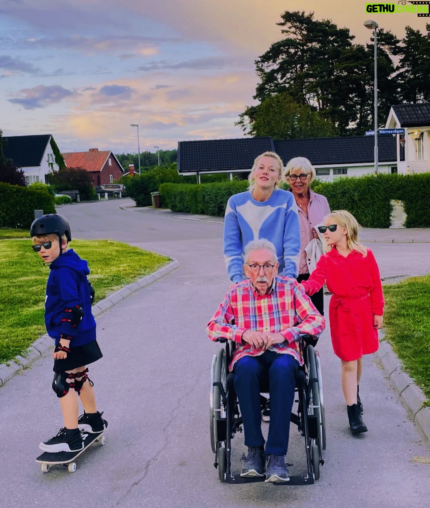 Filip Hammar - 14.6K Likes - Circle of life på Blåmesvägen i Köping. Kärlek, skratt och lite vemod. En familj som alla andra. Alla med resten av livet framför sig.