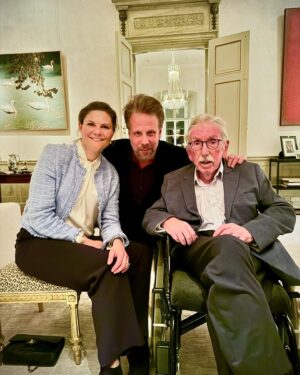 Filip Hammar Instagram - I går fick Kronprinsessan och Prins Daniel träffa Sveriges just nu i särklass största filmstjärnor. De såg ”Den Sista Resan” tillsammans och njöt sen av en lång, uppsluppen middag på Haga Slott. Skratten haglade och pappa levererade stories som i fornstora dar. I helgen fortsätter denna ofattbara och osannolika resa. Kom och träffa mig och Fredrik i nån av städerna vi besöker. Swipa för schema!