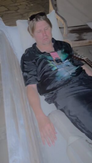 Filip Hammar Instagram - Världens mest älskvärde finne har spansk releasefest för sig själv. När alla vännerna gått hem. @markus_krunegard @micke.syd