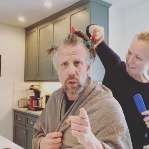 Filip Hammar Instagram - Alldeles strax kickar jag och Fredrik igång en tradition på obestämd tid. Varje kväll, klockan 21:30 på D-play, kommer vi att prata med varandra under vinjetten ”Ett glas öl”. Ett litet, anspråkslöst samtal om vad som händer i våra i liv just. Det känns viktigt att snacka med sin bästa kompis. Joina ni med och ta en öl med oss. Och lägg gärna upp en bild när ni tar ett glas öl själv, under hashtagen #ettglasöl Vi syns 21:30! Puss. Den här klippning sänder @agneslb också live en liten stund på insta. Slow TV!