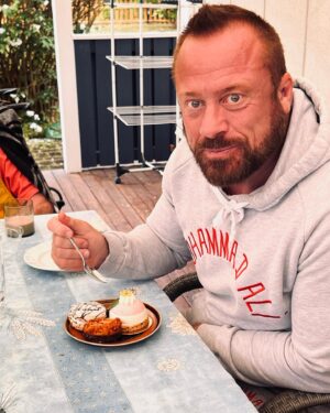 Filip Hammar Instagram - Nu har ni chansen! Om ett par veckor dimper en av min absoluta favoritpersoner ner i Sverige. Han heter Lars Wallin. En gammal MMA-fighter som, när han var klar i buren, började jobba som tränare i LA. Det gör han fortfarande. Klienterna är många. Jag är en av dem. Min tjej @agneslb en annan. Så här är det: Har man träffat Lars i 3 minuter så älskar man honom. En person utöver det vanliga. Hade han varit en blomma så hade han varit fridlyst. Vem han än drillar, så gör han det med samma passion och entusiasm. Det spelar ingen roll om du är soffpotatis, elitidrottare, Denzel Washington, akrobat eller travkusk – Lars är rätt man för dig.  Att träna med Lars är nåt av det roligaste en människa kan ägna sig åt. Från och med den 15:e juni och en månad framåt är han på plats i Sverige och det vore idiotiskt om du/ni inte hörde av er till honom och bokade upp ett eller flera pass. Skicka ett DM till @larswallinpt Han hjälper vem som helst att hitta rimliga rutiner att fortsätta med på egen hand – med eller utan gymkort. Och: Lars är inte bara tränare. Han är – i ordets mest definitiva bemärkelse – en livskonstnär. Varje pass inkluderar hårresande anekdoter som får dig att asgarva eller kippa efter andan. Historier ur ett liv i ljus och mörker. Han kommer bara i ett enda exemplar. Först till kvarn! Lars är din spark i röven – eller den perfekta gå-bort-presenten. DM:a NU! @larswallinpt