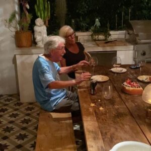 Filip Hammar Instagram - Sista kvällen. Tre månader tillsammans är alldeles strax över. Så blev det. En oväntad guldkant under en vidrig pandemi. Aldrig jobbigt, bara fantastiskt. Imorgon hoppar mamma och pappa på ett plan till Sverige, utrustade med ansiktsmasker och gummihandskar. Så fint vi haft det - och vad sorgligt att den här eran nu är över. I will always love you. We will always love you. Men snart ses vi igen.