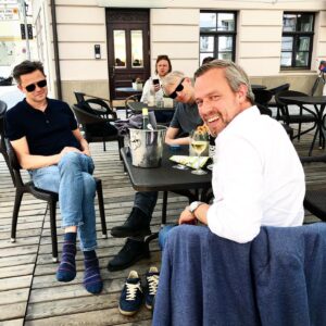 Filip Hammar Instagram - På nåt vi kalla konferens i Riga. Älskar de här människorna. Kan heller inte låta bli att få kärleks-gåshud av min excentriske siames. Sen självständigheten 1991 har ingen människa plockat av sig skorna på restaurang - som om det vore den självklaraste saken i världen.