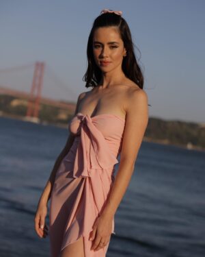 Filipa Pinto Instagram - It feels like summer 🎀 @tvioficial 

📸: @martafernandes.ph 
@mais.que.uma 
@hitmanagement 

Styling @drucaa & @dianarconceicao 
Make up @raquelestevens 
Hair @madmoisellehairstylist
Vestido @_nunomiguelramos
Jóias @carolinacurado 
Sandálias @seaside.oficial
