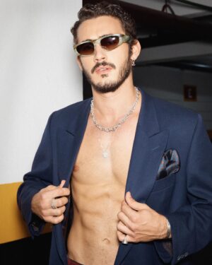 Filipe Bragança Instagram - Aproveitem porque vai demorar pra eu me vestir tão elegantemente assim de novo 💎 

Fotos: @igorkalinouski 
Styling: @helenomanoel 
Grooming: @fernandissimo 
Produção de Moda: @fabosafabosa
Ass. de Fotografia: @vicavalcante_ _ @parfenovas_