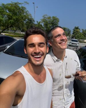Filipe Bragança Instagram - Espero que durante toda a vida que me resta pela frente eu possa abraçar cada experiência e me permitir ser abraçado. Que minha alma esteja sempre viva para que eu possa  me inspirar e aprender com o trabalho de cada artista que cruza o meu caminho e, quem sabe, possa eu também inspirar alguém.
Que meu coração esteja saudável para que eu possa me apaixonar cada dia mais pela profissão, pelas pessoas que ela me apresenta, pelos amigos, pelos personagens, pelas histórias, pelos amores, pelos laços inquebráveis que se formam.
Que minha mente esteja sempre atenta para que o significado do que faço, o verdadeiro significado, não se perca nunca.

Elas por Elas me ensinou muita coisa. Giovanni me ensinou muita coisa. Fazer novela é um privilégio para qualquer ator no Brasil. Me sinto privilegiado por poder  contribuir com o nosso tão rico audiovisual, tão talentoso, tão potente. Obrigado @amoramautner por me conduzir por essa jornada. Obrigado @ale_marson e @therezafalcao por me presentearem com um personagem tão lindo e sempre desafiador e Obrigado @dani_pereira_elenco e @borachico por me confiarem esse desafio.

Obrigado a cada profissional, cada artista, cada ser humano que esteve ao meu lado durante todos esses meses de trabalho duro e empenho absoluto. Eu poderia dizer que não foi fácil, mas olhando pra trás, parece que foi. Foi porque eu fui feliz durante cada segundo desse processo. Fui feliz porque estava trabalhando com aquilo que amo, porque estive ao lado de gente maravilhosa, porque fui modificado por cada momento e por cada cena. Tudo isso eu levo comigo pra sempre, porque as melhores coisas da vida não são coisas, e as minhas memórias não vão a lugar nenhum.

Obrigado, Giovanni.
Obrigado, Elas Por Elas. ✨